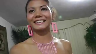 En sød brunette støn ...